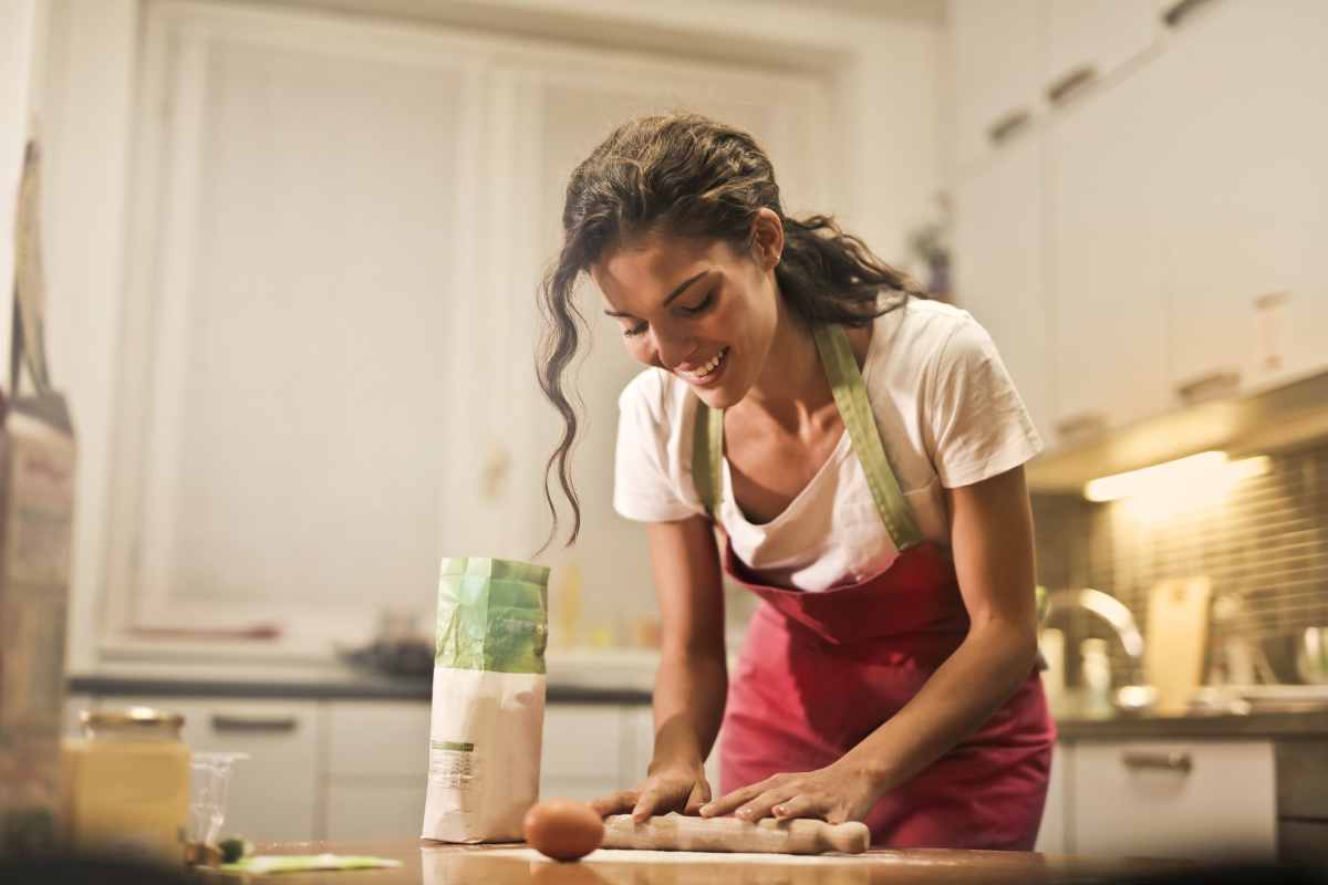 Ragazza cucina 