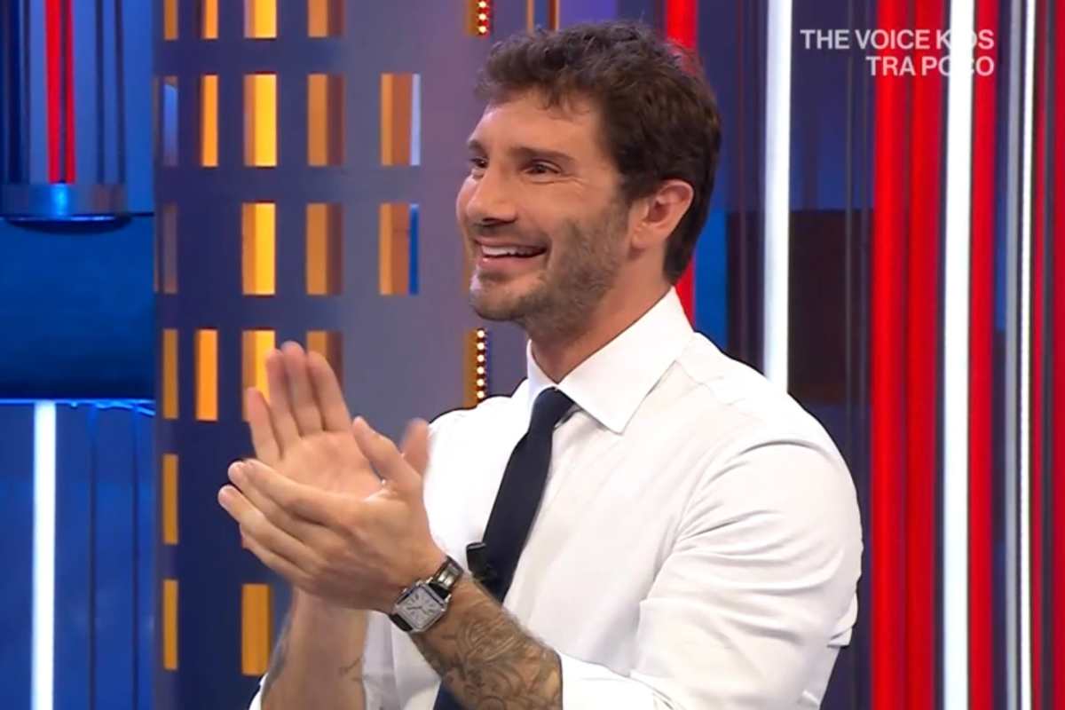 Stefano De Martino negli studi di Affari Tuoi