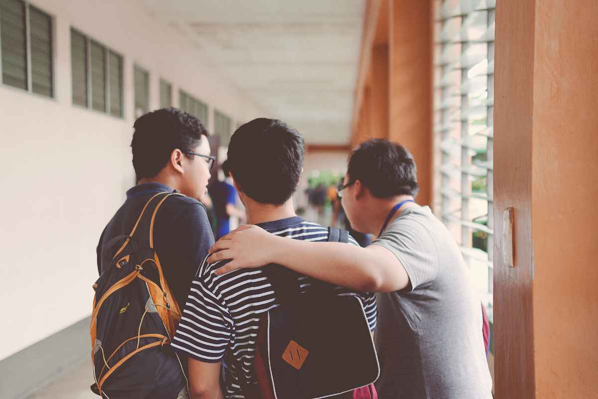 Ragazzi nel corridoio della scuola