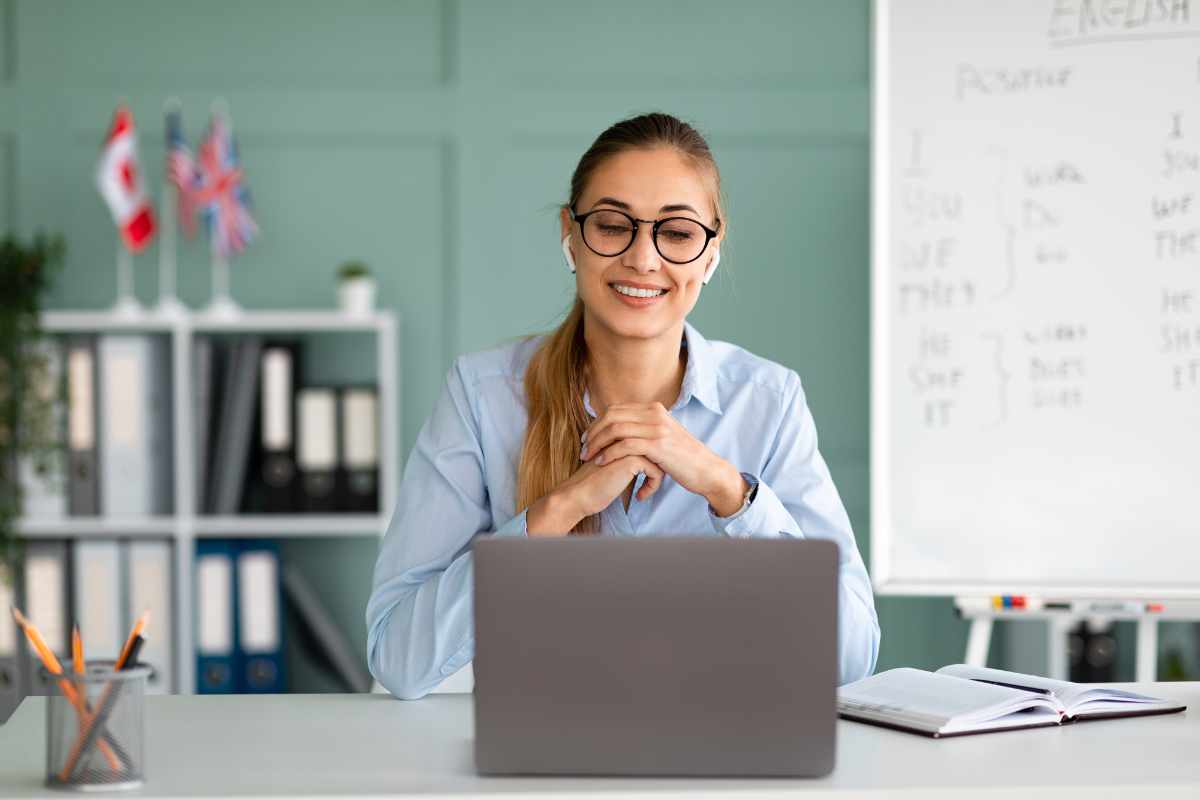 Ragazza computer occhiali